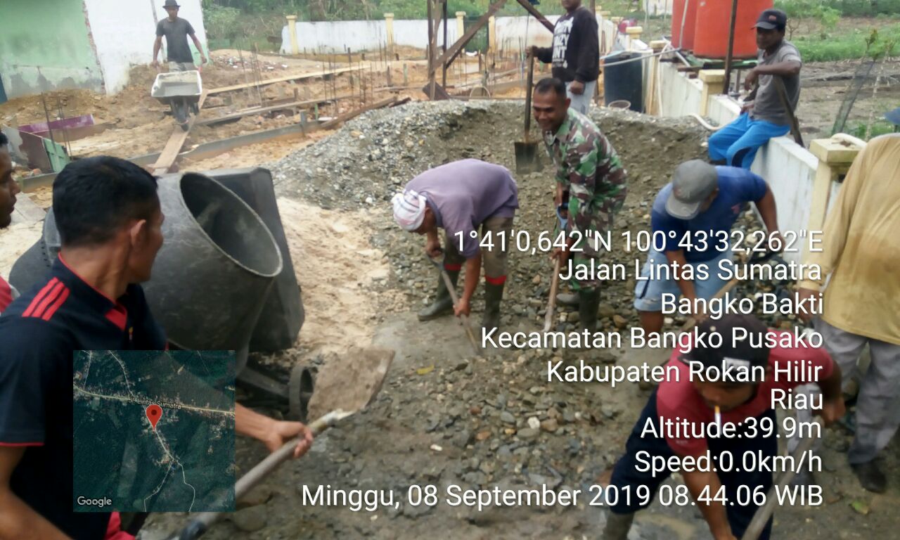 Babinsa Koramil 05/RM Goro Bersama Masyarakat Bangun Pondasi Masjid