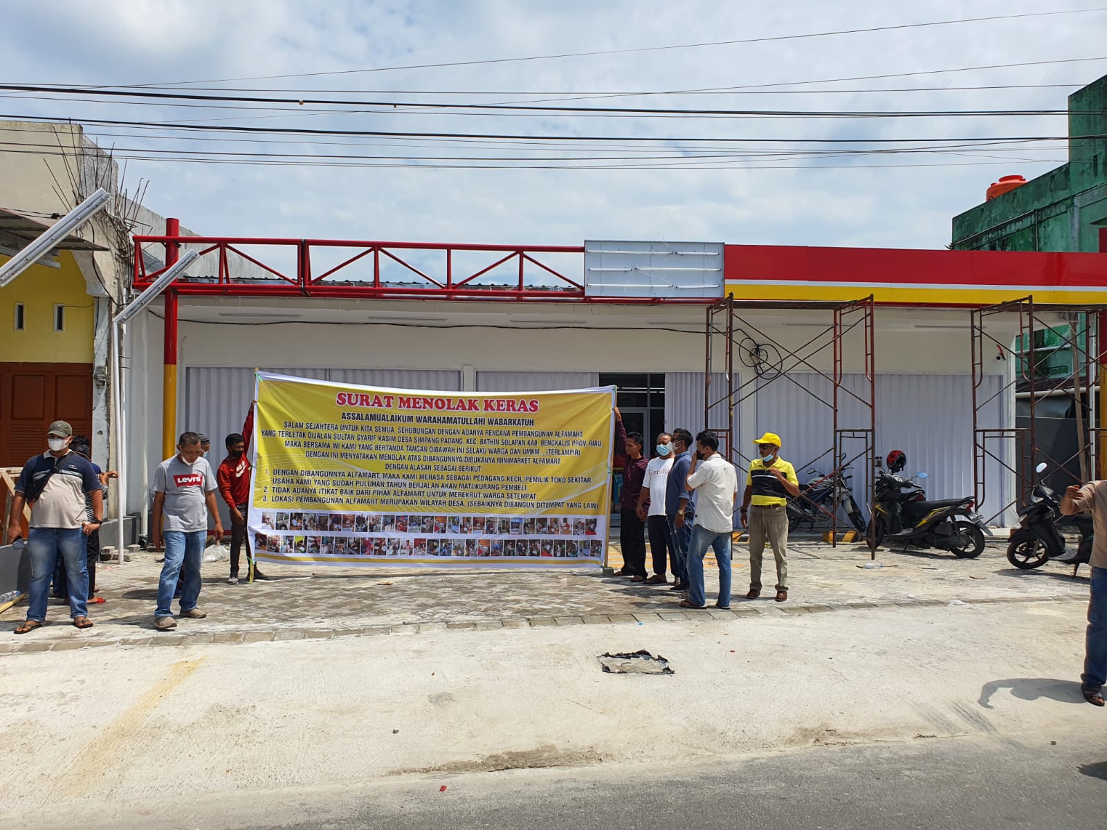 Warga Syarif Kasim Pasang Baliho Penolakan Pendirian  Alfamart Minimarket