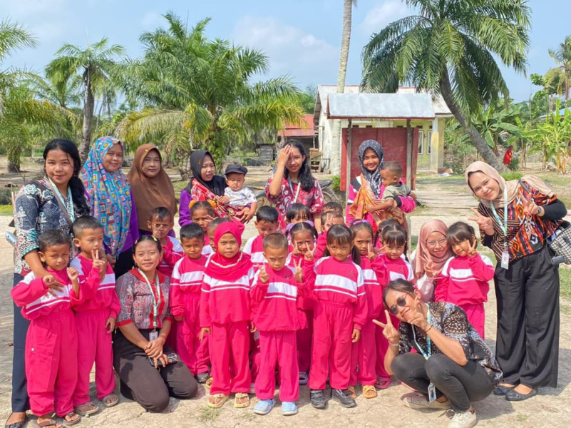 Kukerta Mahasiswa UNRI di TK Desa Kubu 1, Sabtu Ceria  Mewarnai Bersama Anak-anak TK