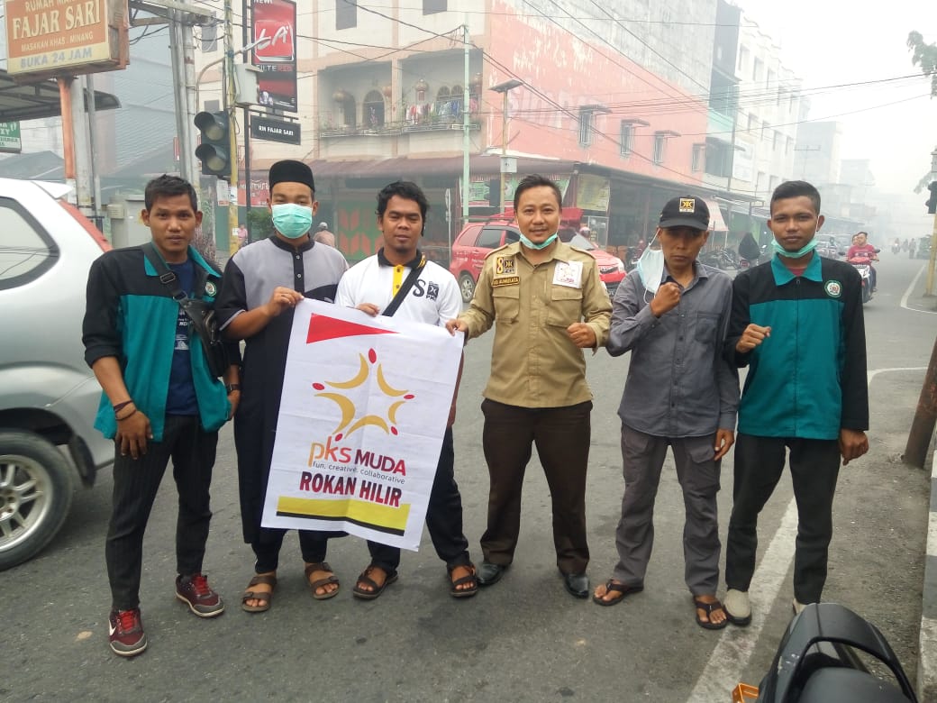 Kabut Asap Tebal, PKSmuda Rohil Bagikan masker Gratis Kabut Asap Tebal, PKSmuda Rohil Bagikan masker Gratis