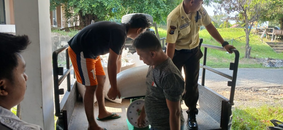 Polsek Kampar Kawal Distribusi 1,26 Ton Jagung Pipil ke Bulog