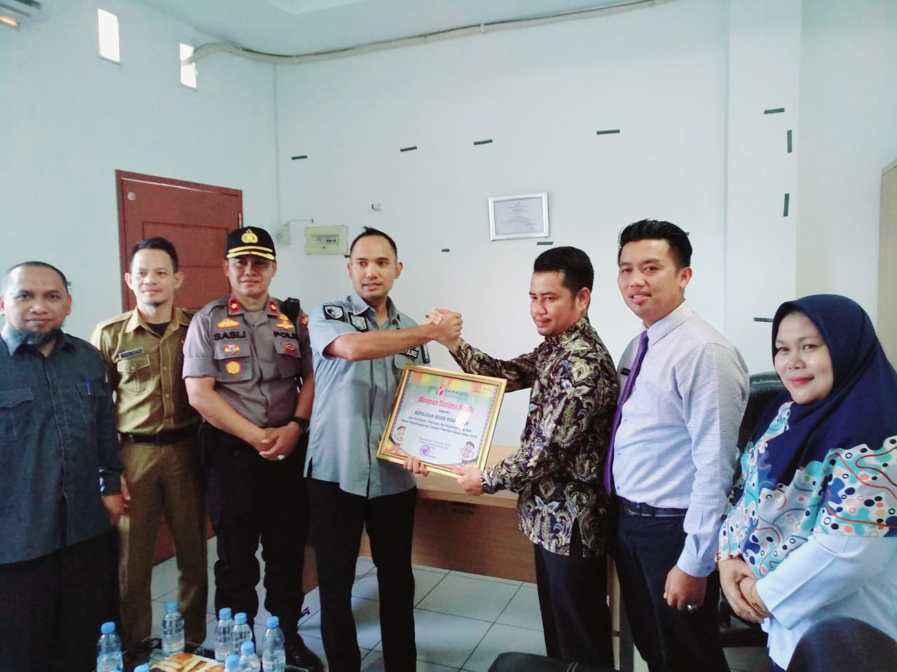 Bawaslu Rohil Serahkan Plakat Penghargaan ke Polres Rohil