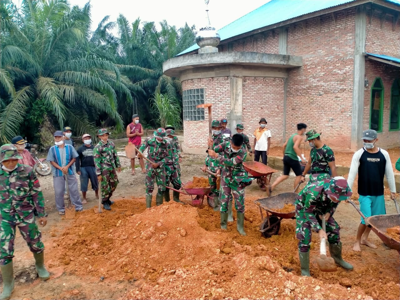 Isi waktu luang, anggota Satgas TMMD bantu penimbunan halaman Masjid