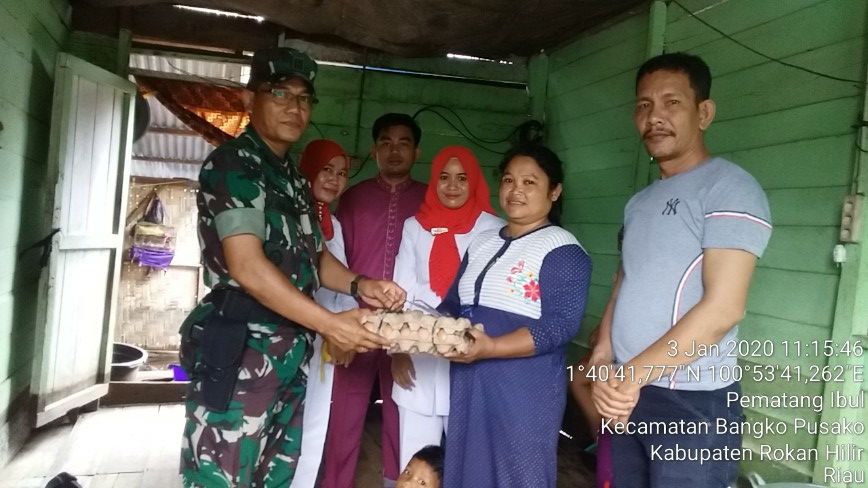 Jumat Berkah, Danramil Berikan Sembako Kepada Warga Korban Banjir Jumat Berkah, Danramil Berikan Sembako Kepada Warga Korban Banjir