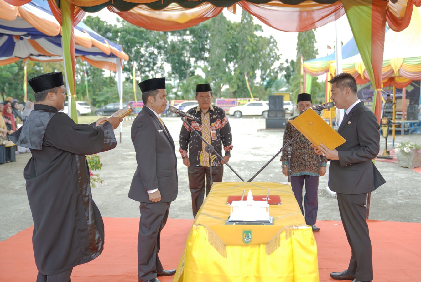 Bupati Rohil Lantik Sekcam dan Tim Penggerak PKK Bangko Pusako