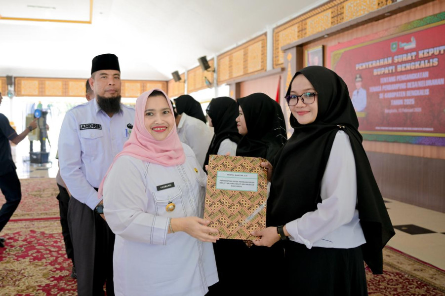 Bupati Bengkalis Kasmarni Serahkan SK ke 318 Pendamping Desa, Ini Pesannya...