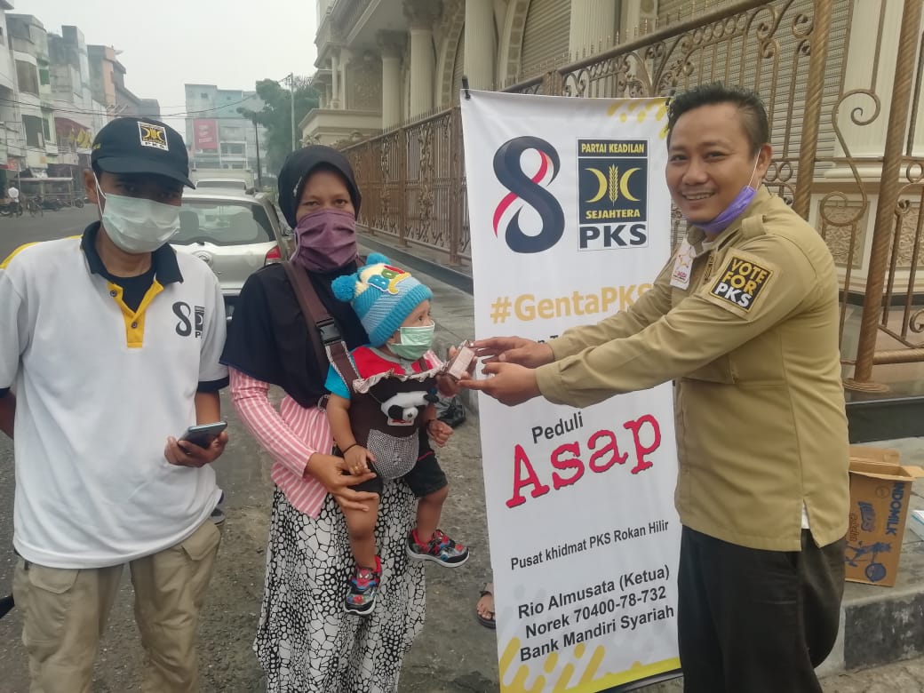 Tim Genta PKS Rohil Bagikan Masker Dan Susu Kepada Masyarakat Tim Genta PKS Rohil Bagikan Masker Dan Susu Kepada Masyarakat
