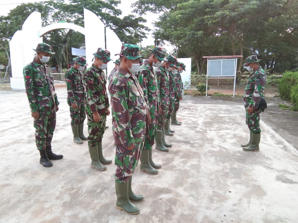 Sebelum bekerja, anggota Satgas TMMD laksanakan apel pagi Sebelum bekerja, anggota Satgas TMMD laksanakan apel pagi