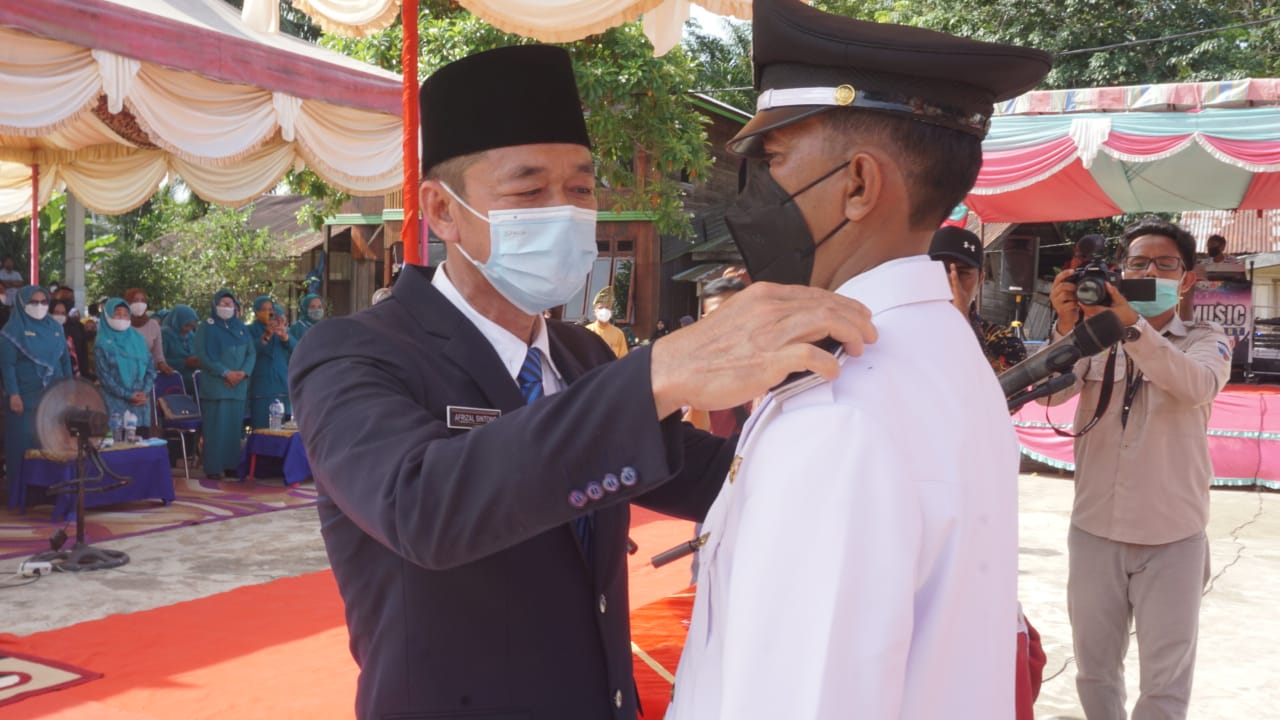Lantik Penghulu Air Hitam, Bupati Rohil Ajak OPD Perhatikan Infrastruktur Desa