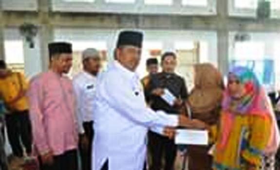 Wabup Siak Salurkan Bantuan Zakat Tahap III Tahun 2016
