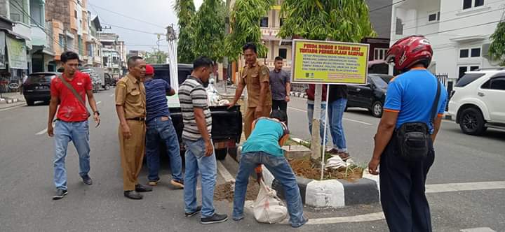 DLH Rohil Tebar Surat Edaran Bupati Dengan Plank Peringatan