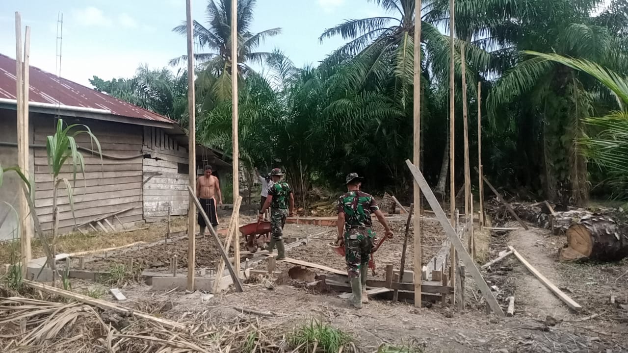 Anggota Satgas TMMD Goro bantu bangun rumah warga