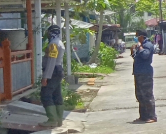 Bhabinkamtibmas Bripka Azwar Kawal Penyemprotan Disinfektan Rumah Warga