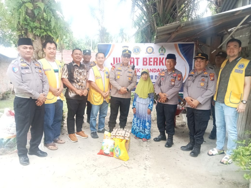 Sambangi Rumah Warga, Akp Primadona Berikan Sembako Dalam Giat Jum'at Berkah