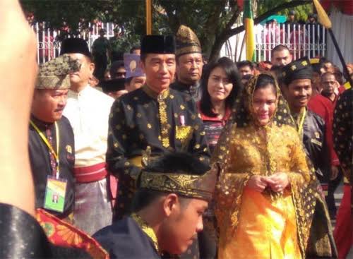 Tiba di Dumai, Jokowi Jalan Kaki 1 Km ke Lokasi Kampanye Sapa Warga