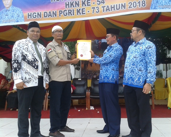 Sekda Rohil Terima Penghargaan Dari DMDI Negara Singapura