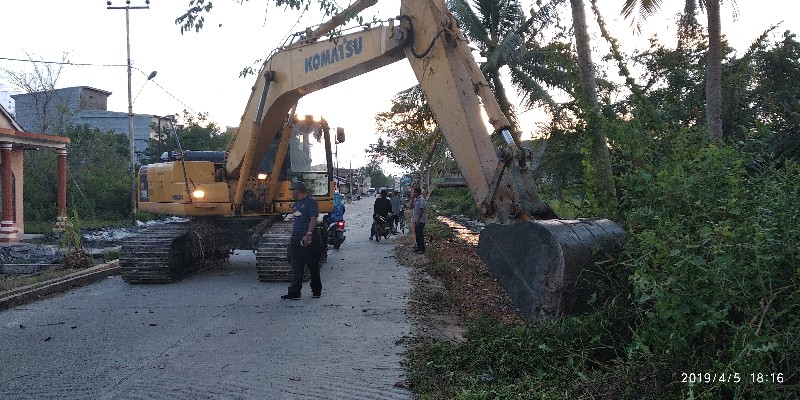 Pagi Hingga ke Malam, DLH Rohil Bersihkan Kanal Jalan Utama