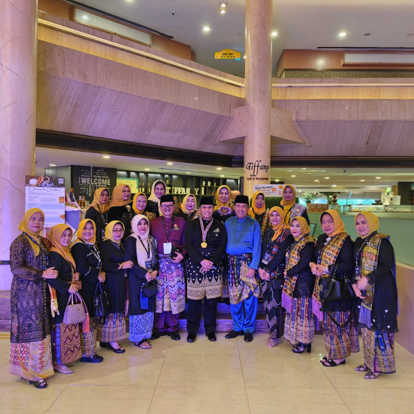 Kasal Laksamana Muhammad Ali Dianugrahi Penghargaan Tun Perak oleh DMDI