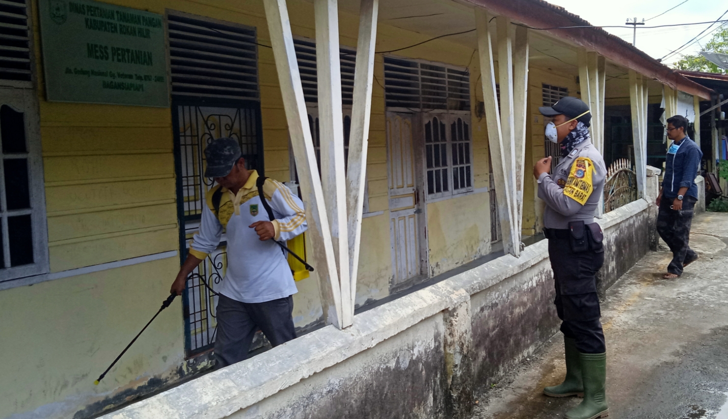 Semprot Disinfektan Rumah Warga, Lurah Bagan Barat Gendong Alat Penyemprot