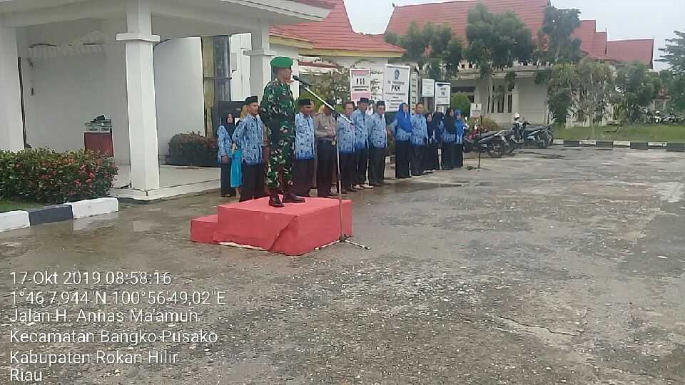 Danramil Pimpin Upacara di Kantor Camat Bangko Pusako