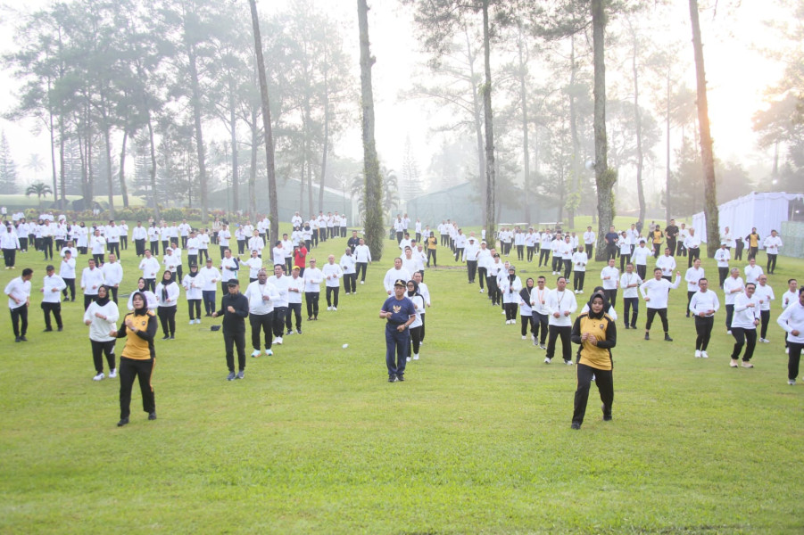 Kepala Daerah Antusias Ikuti Senam Pagi pada Hari Kedua Retreat Pembekalan di Magelang