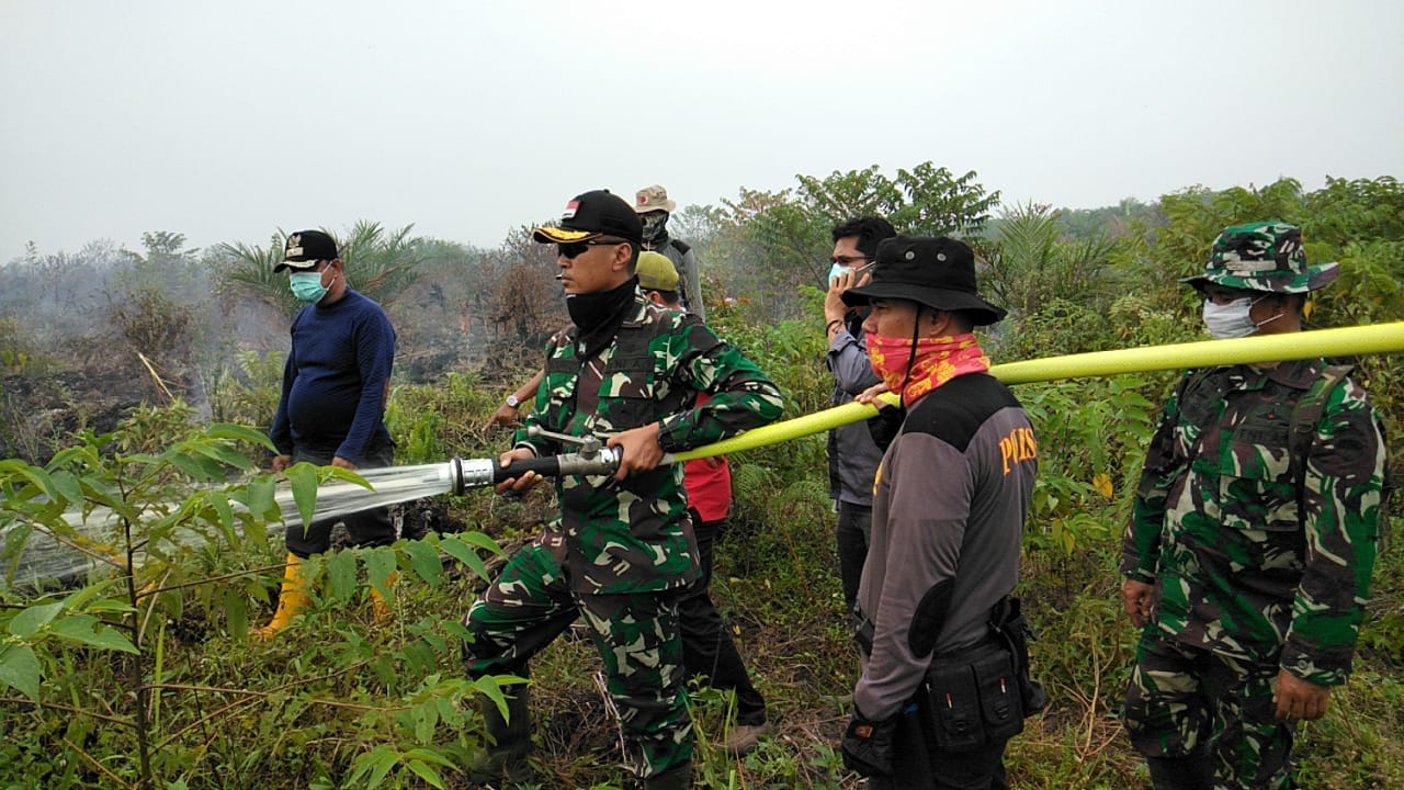 Letkol Arh Agung Rakhman Wahyudi S. IP M. I Pol Langsung Terjun Padamkan Karlahut di Rohil