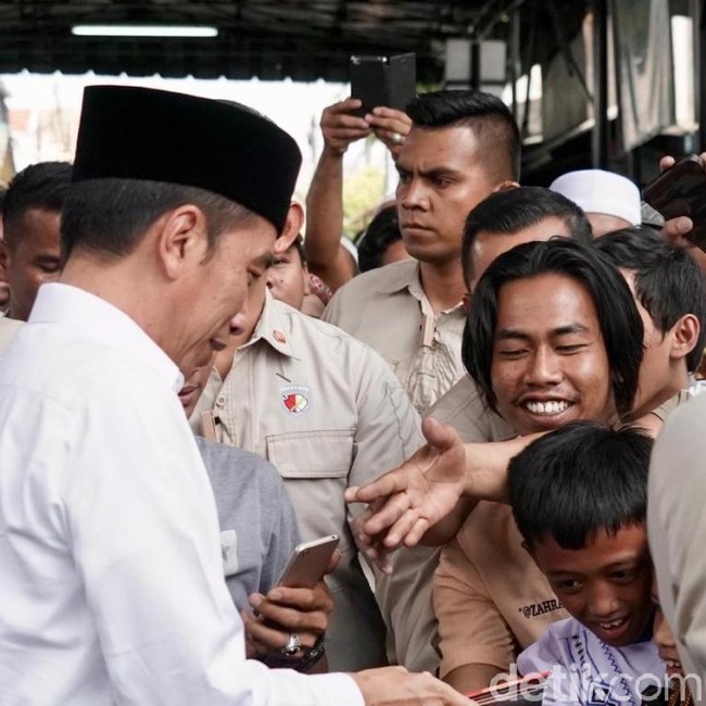 Jokowi Salat Jumat di Johar Baru, Warga Antre Salaman