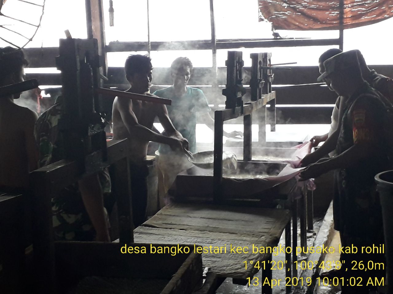 Babinsa Koramil 05 /RM Kunjungi Pengrajin Tahu di Bangko Lestari