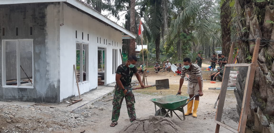 Perehapan Musholla Terus Digesa Satgas TMMD dan Warga