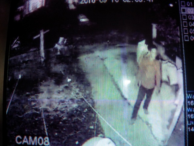 Maling Spesialis Bola Lampu Terekam CCTV di Bagansiapiapi