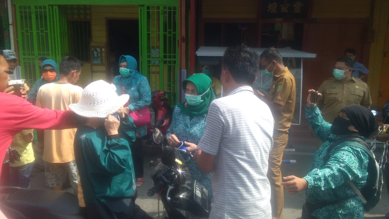 TP PKK Rokan Hilir Membagikan Masker Gratis