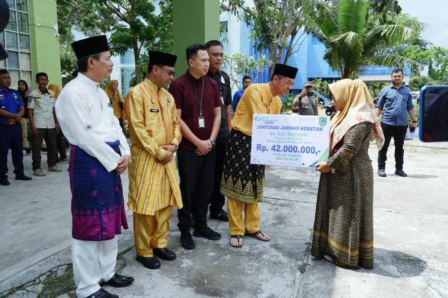 Bupati Rohil Serahkan Santunan BPJS Kepada Almarhum Pegawai Satpol PP