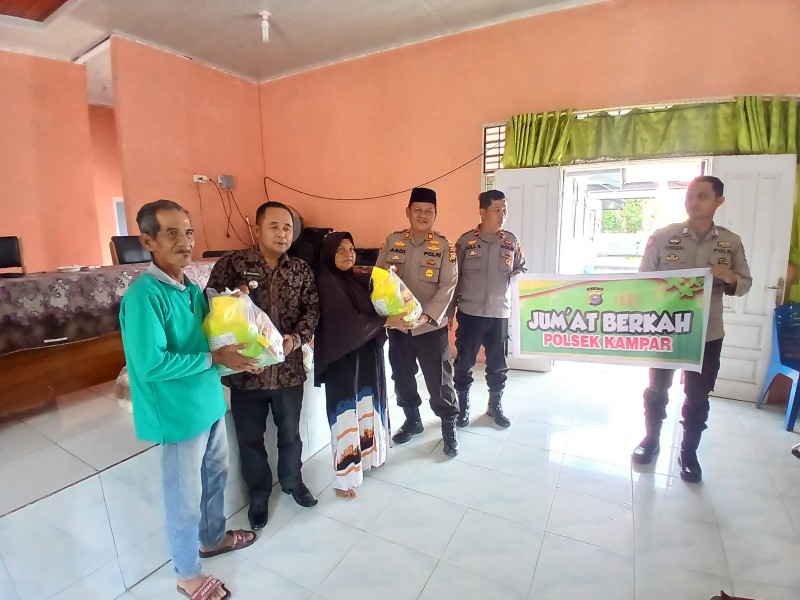 Kapolsek Kampar Serahkan Bansos, Serta Ingatkan Warga Jauhi Narkoba dan Jaga Kamtibmas Kapolsek Kampar Serahkan Bansos, Serta Ingatkan Warga Jauhi Narkoba dan Jaga Kamtibmas
