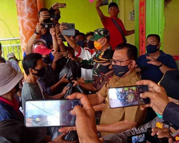 Secara Simbolis Bantuan Sembako YMMTI Bagansiapiapi Diserahkan Suyatno Kepada Tukang Becak