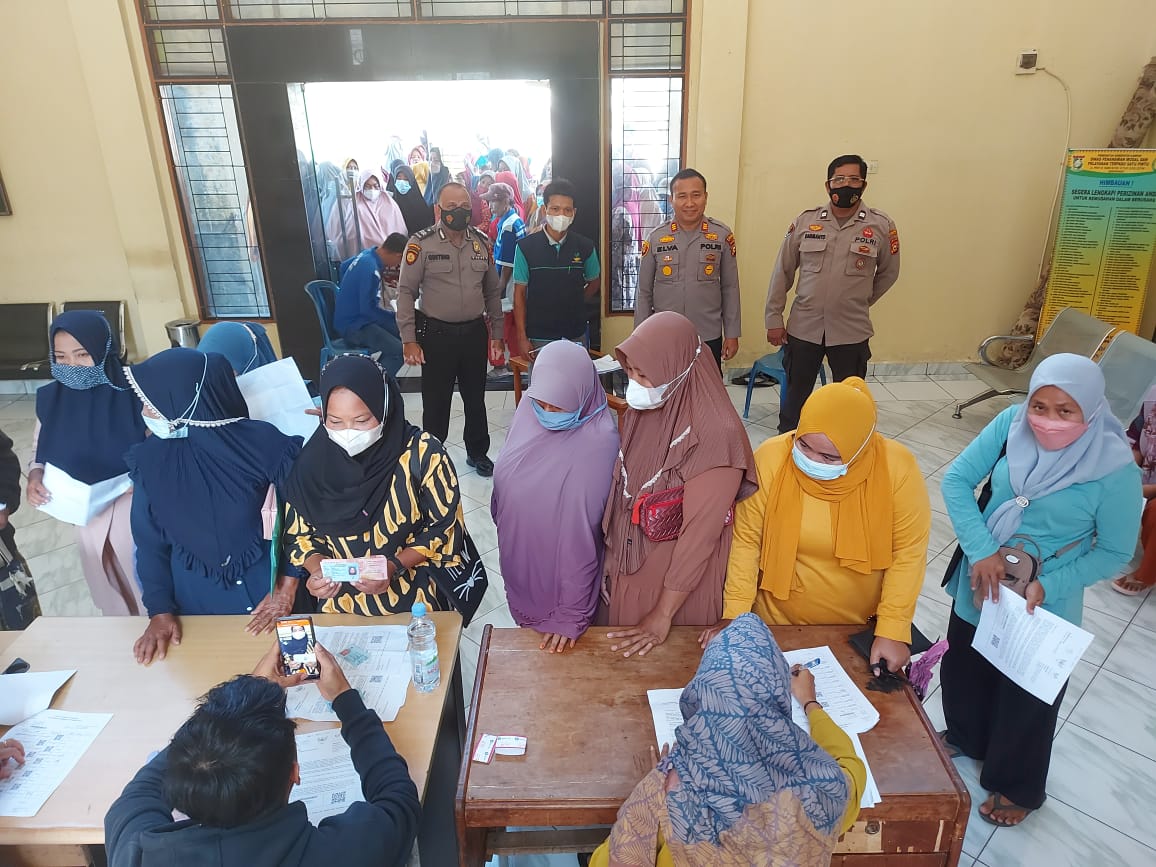 Kapolsek Kampar Kiri Hilir Turun Langsung Pantau Penyaluran BLT BBM dan Sembako