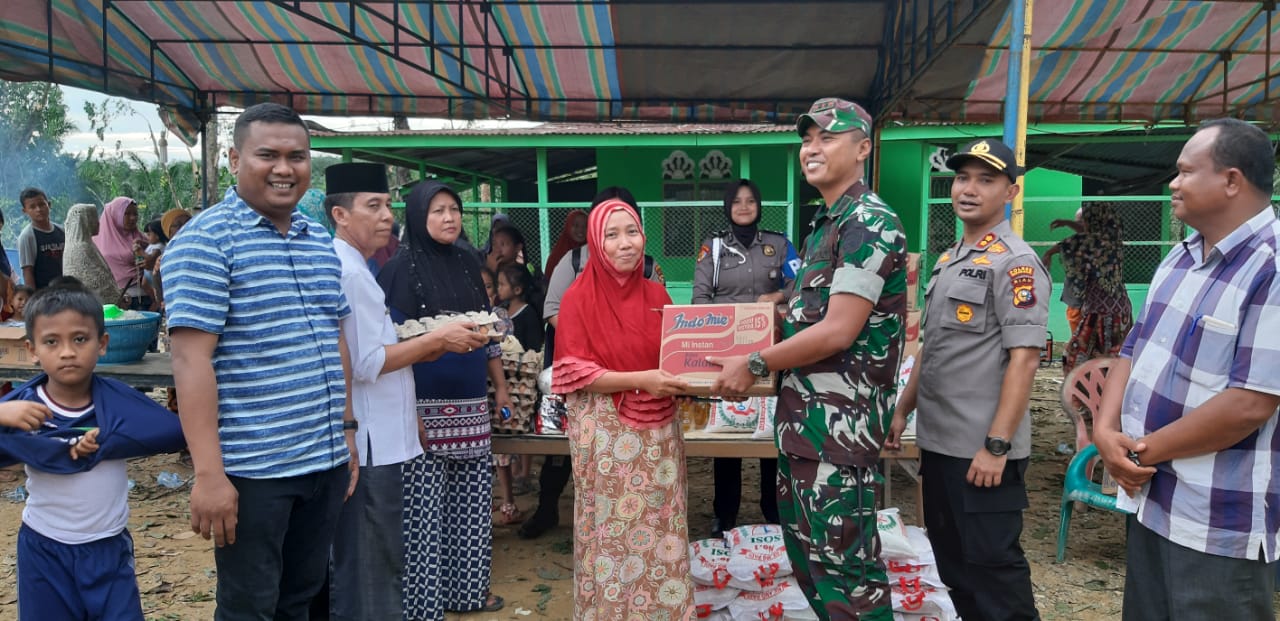 Kunjungi Korban Bencana Puting Beliung, Dandim 0321|Rohil Berikan Bantuan Sembako