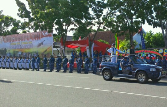 Upacara HUT ke-72 TNI di Pekanbaru Dimeriahkan Parade Tari Perjuangan