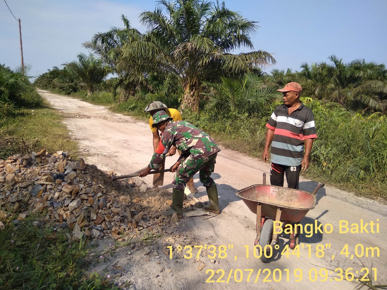 Komsos, Babinsa Koramil 05/RM Goro Bersama Warga Timbun Jalan