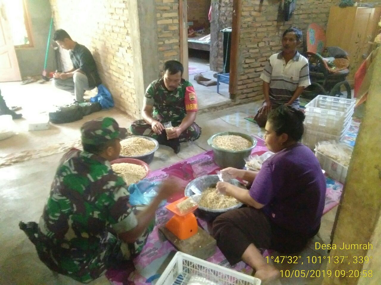 Babinsa Koramil 05 /RM Sambangi Pengrajin Tempe di Kepenghuluan Jumrah