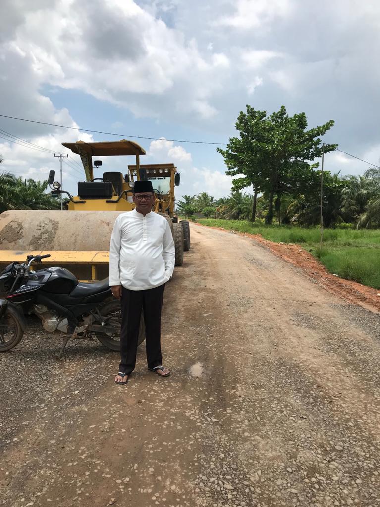 Bupati Rohil Suyatno Tinjau Pembangunan Jalan Poros di Pekaitan