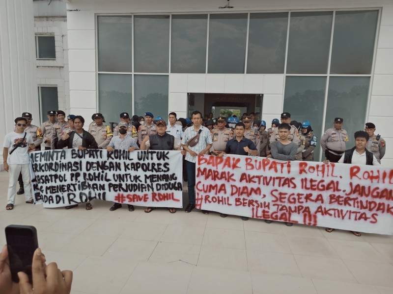 Waduh..!! Judi Marak di Rohil, GAS Demo Didepan Kantor Bupati