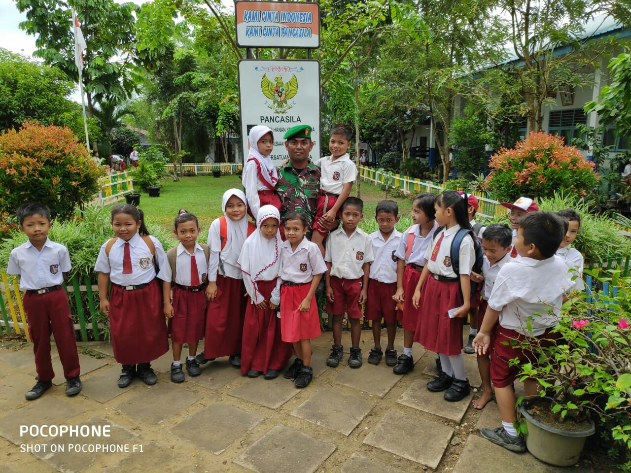 Babinsa Koramil 05 /RM Tanamkan Disiplin Kepada Siswa SD Harapan Bangko