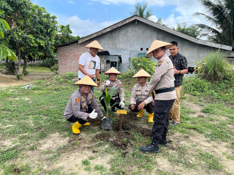 Dukung Program Polda Riau, Polsek TPTM Polres Rohil Tanam Bibit Pohon