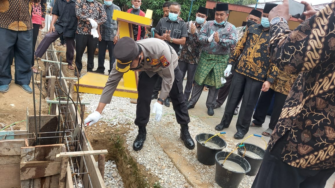 Kapolres Kampar Bantu 100 Sak Semen Pembangunan Mushala Babul Ihsan