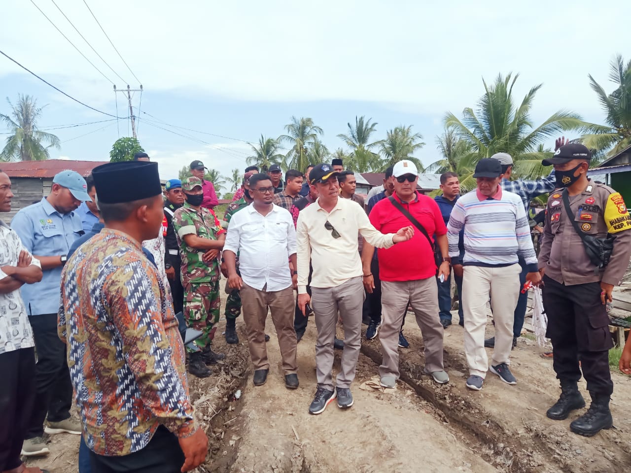 Kadis PUPR dan Kadis Perikanan Dampingi Bupati Rohil Serap Aspirasi Masyarakat Pulau Halang