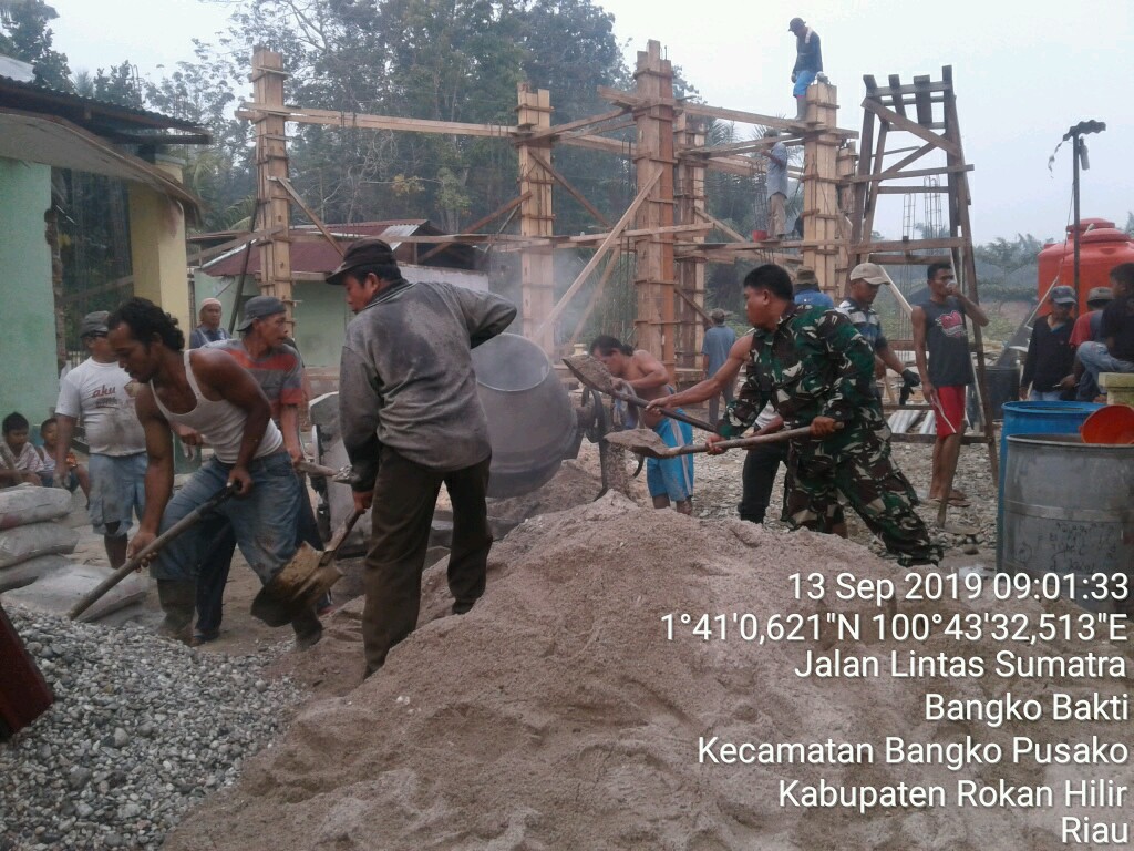 Babinsa Koramil 05/RM Bantu Masyarakat Bangun Masjid