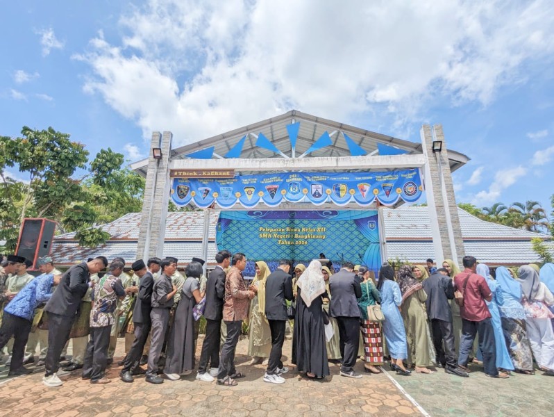 Kadisdik Riau Hadiri Acara Perpisahan Siswa-Siswi Kelas XII SMKN 1 Bangkinang