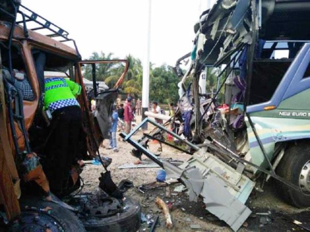 Laka Lantas Bus dan Truk, Empat Nyawa Melayang