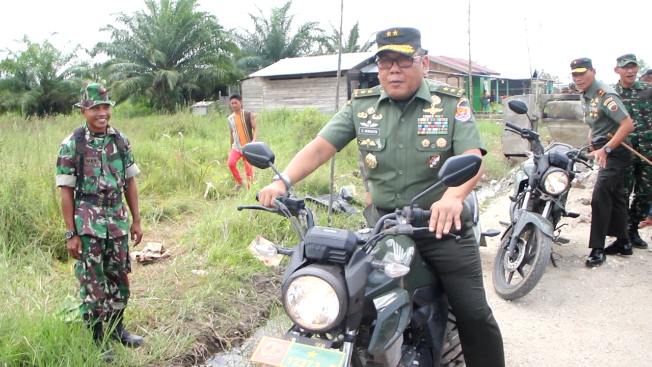 Gunakan Sepeda Motor, Mayjend TNI Cucu Somantri Tinjau Lokasi TMMD