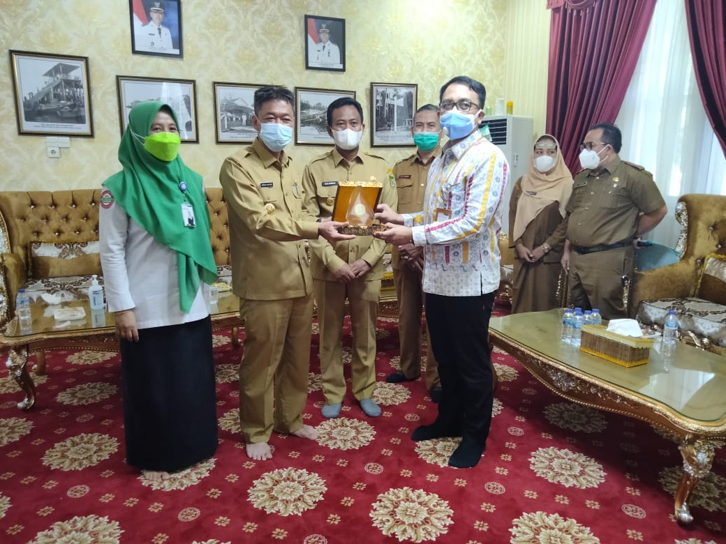 Dukung Program Kesehatan, Bupati Rohil Afrizal Sintong Dapat Cendera Mata dari BPJS